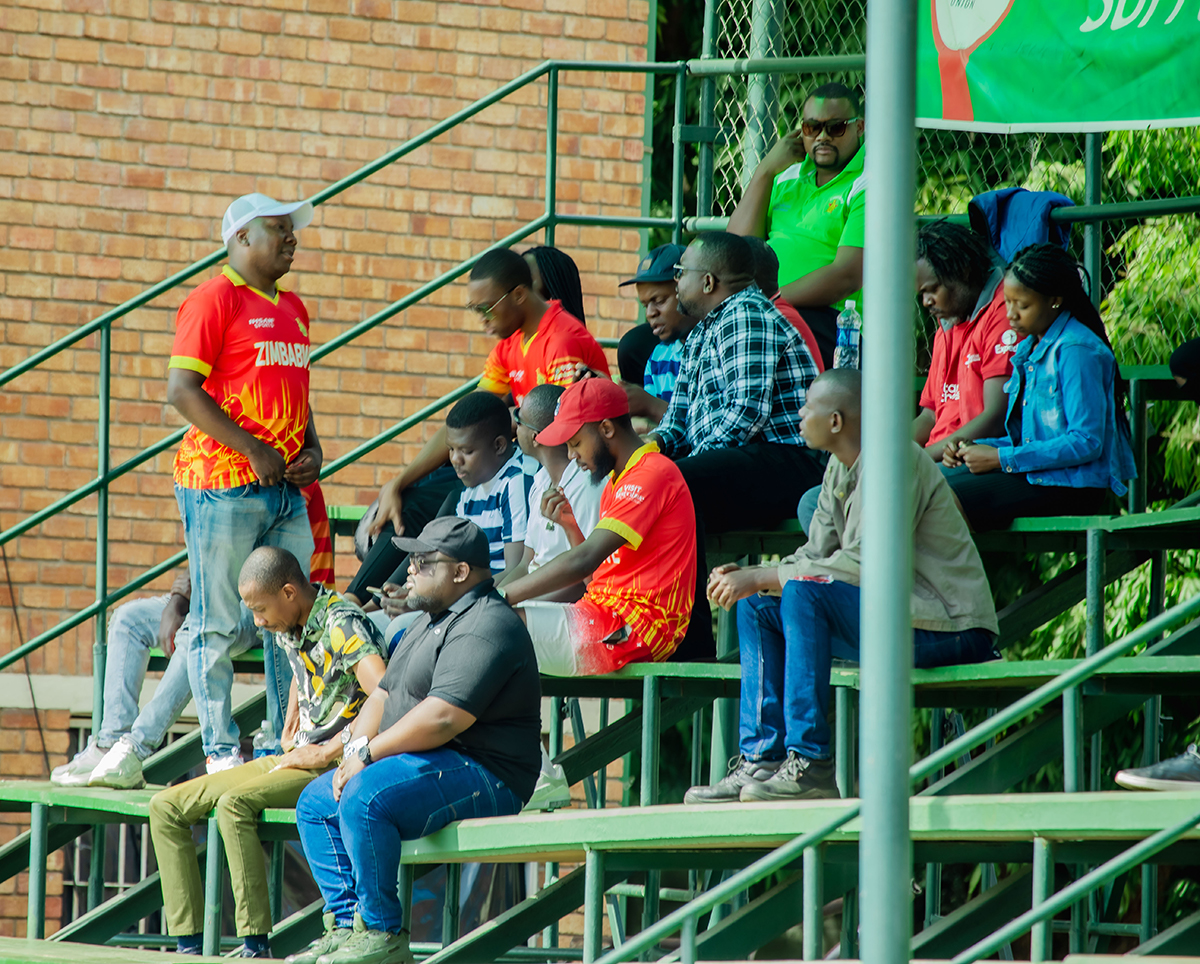 ZimCricketv's tweet photo. #2ndOneDayer - After 35 overs, Zimbabwe Select are 196/9
(Muzarabani 17*, Chatara 10*)
Live streaming π https://t.co/19vg7Y7UrK
#ShaheensInZim https://t.co/s8OhssPWT9