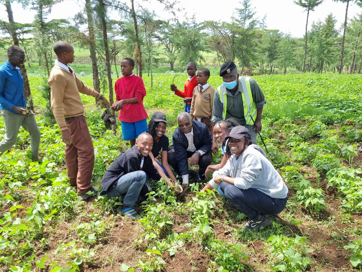 Muthonikate1's tweet photo. Happening now at Egerton University.
PCS Mudavadi,PS Rono and the entire Office of Prime Cabinet Secretary team present.
Conserving our environment.

#OPCSTreePlanting https://t.co/kZcWkfiTLW