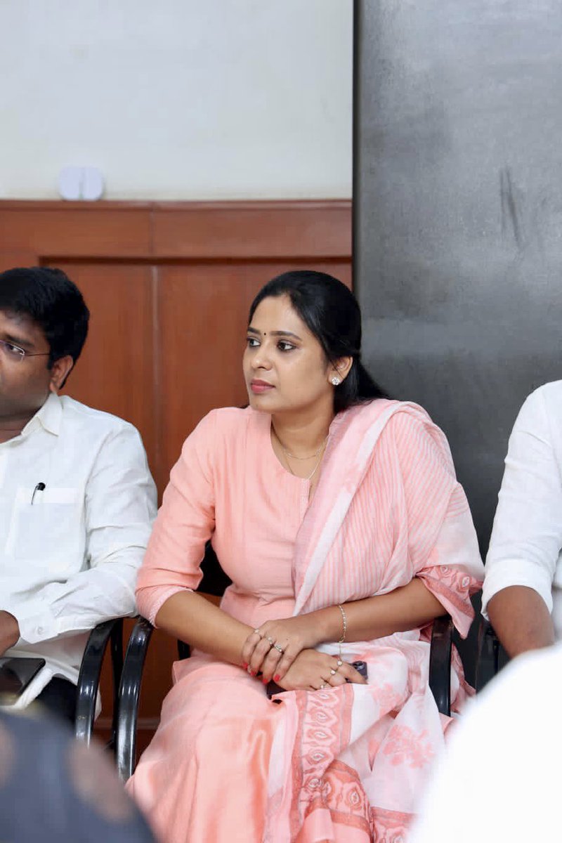 poornasangeetha's tweet photo. கழக மாணவரணி சார்பில், மாண்புமிகு தமிழ்நாடு ம��தலமைச்சர் கழக தலைவர் தளபதி @mkstalin அவர்களின் ஆணைக்கினங்க, மாண்புமிகு இளைஞர் நலன் மற்றும் விளையாட்டு மேம்பாட்டுத்துறை அமைச்சர் சின்னவர் @Udhaystalin அவர்களின் வழிகாட்டலில், மாநில மாணவரணி செயலாளர் திரு @EzhilarasanCvmp அவர்கள் தலைமையில் அண்ணா அறிவாலயத்தில் நடைபெற்ற மாநில மாணவரணி நிர்வாகிகள் ஆலோசனைக் கூட்டத்தில் பங்கேற்ற போது.