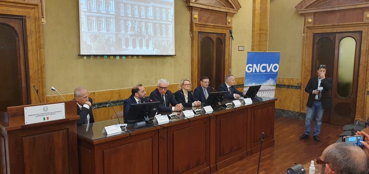 AISOfficial_ITA's tweet photo. Alla #gncvo di #aisitalia Il professor Claudio Cassardo, docente del Dipartimento di Fisica @unito, ha sottolineato il ruolo che i cambiamenti climatici stanno avendo anche nel comparto agricolo e in particolare nella produzione del vino e dell’olio. https://t.co/iqSor0wWyQ