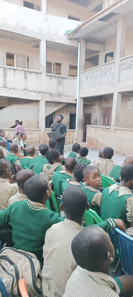 AFUEDPloggas's tweet photo. By combining education with action, we're leading the Plogging movement towards a cleaner, greener future! Let's keep running, picking up litter, and inspiring generations to come! 💚🏃‍♀️ #ClimateAwareness #PloggingMovement #CleanerFuture
@ploggingnigeria 
@aceondoofficial https://t.co/RhtSzc3XxU