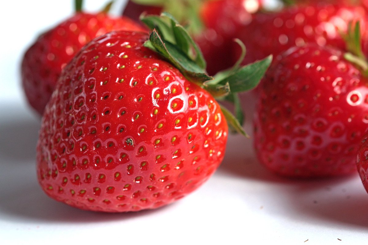 🍓 Sweet and tangy, strawberries are a guilt-free treat! Packed with vitamin C and antioxidants, these vibrant berries promote skin health and boost your immune system. Snack on them or add them to your favorite smoothie. #HealthySnacks #StrawberryDelight #healthy