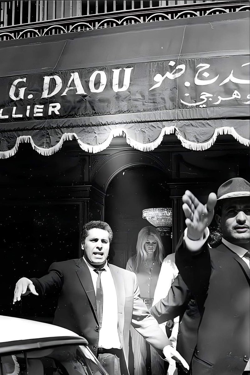 ImadSalamoun's tweet photo. صورة تظهر لحظة خروج الممثلة الفرنسية بريجيت باردو من احد محلات المجوهرات الشهيرة في بيروت والحرس الشخصي يحاول إبعاد الصحفيين من الاقتراب. 
Source: Old Beirut Set Eldunia https://t.co/u4hbNsKpd8