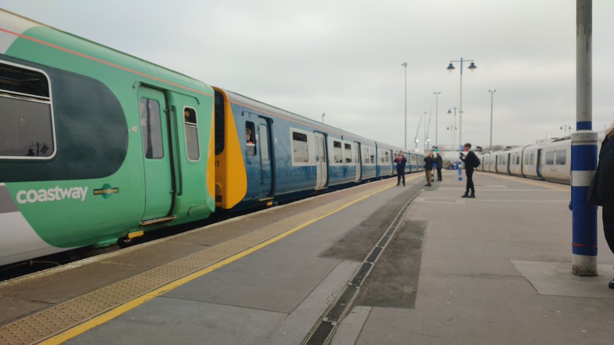 UniversalT_S's tweet image. #Class313 Final Day 
Hello all! Today is the final day of the class 313s on Southern! Despite me only seeing them once during the Sussex Rambler farewell tour of the class 313s at Brighton, I'll miss them and I'm glad I saw them once! Here are some past pics of them. 🫡👍🏻