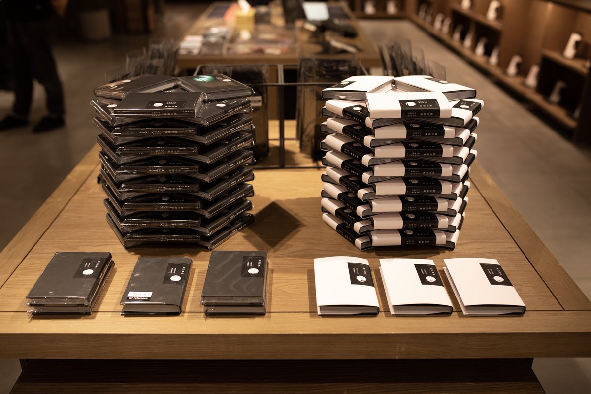 広島蔦屋書店にて「紋の辞典」フェア開催中！

紋の辞典の世界観をそのままに、家紋は手描き紋と紋曼荼羅のアート作品とどちらもお楽しみ頂けます！

500部限定「紋の辞典 特装版」先行販売中！2023.05.09-05.21

#広島蔦屋書店 #雷鳥社 #紋の辞典 #波戸場承龍 #円と線ー狂気のデザイン紋展2023