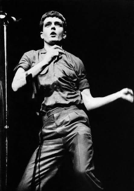 Hoy se cumplieron 43 años de la muerte de Ian Curtis, legendario vocalista de Joy Division y uno de los más importantes en la historia del Rock: bit.ly/2QcpD05 #JoyDivision #EfemérideQRP #IanCurtis
