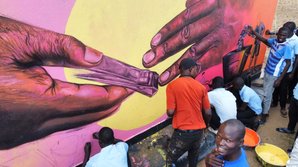 🎨🖌  We involve students in the process of creating school murals to foster their creativity, imagination, and participation. 

📸: Students at Yangani Secondary School, Bidibidi refugee settlement painting a hygiene/sanitation mural on one of their school blocks.

🙏 @StatePRM