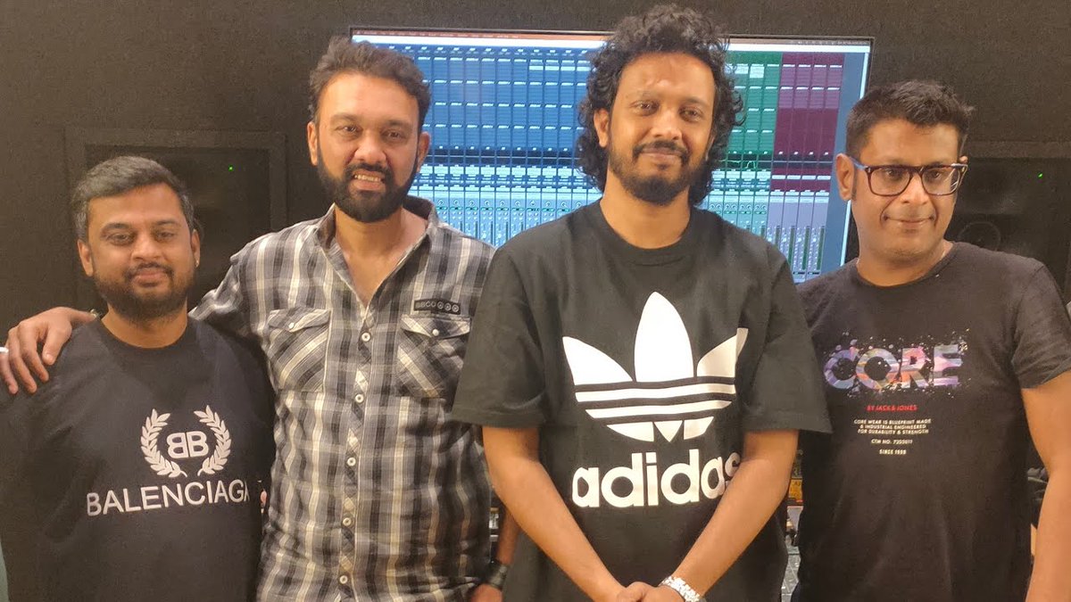 आज तुमच्या भेटीस येत आहेत One Day With Celebrity so2 च्या तिसऱ्या भागात लाडकी जोडी गायक-संगीतकार चिनार-महेश.
पूर्ण व्हिडिओ पाहण्यासाठी लिंक खाली आहे.
youtu.be/SmZQCN313UA
#onedaywithcelebrity #so2 #episode3 #composer #singer #chinarmahesh #duo #pobaraofficial #promoters28