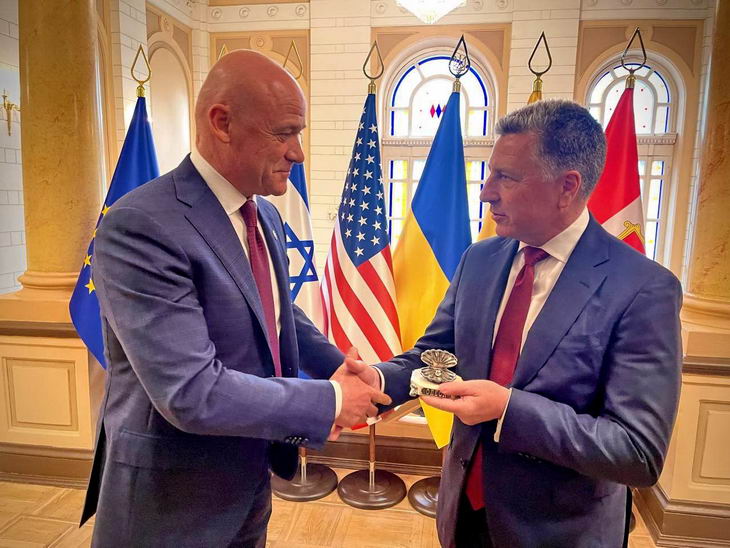 culturemeter_od's tweet photo. Труханов подарил представителю Госдепа сувенир - "жемчужину у моря" - https://t.co/LIiaxhnafu https://t.co/8Htj9o4VfJ