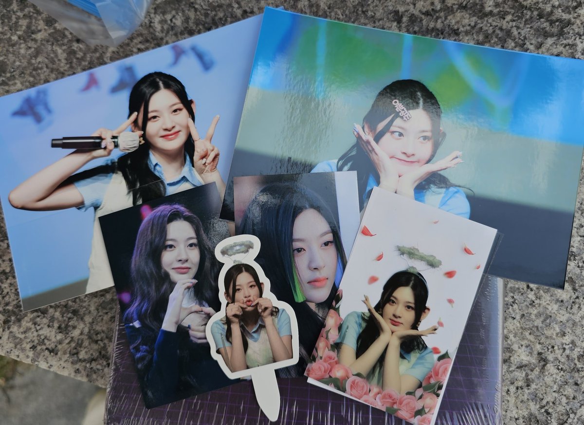 Adorable__Seeun's tweet photo. 스테이씨 팬미팅 현장에서 세은 인화사진 2종, 포토카드 2종, 투명포카 1종, 포토프롭 나눔합니다!
많이 받으러 와주세요🥲 https://t.co/SJ6wJV4ggn