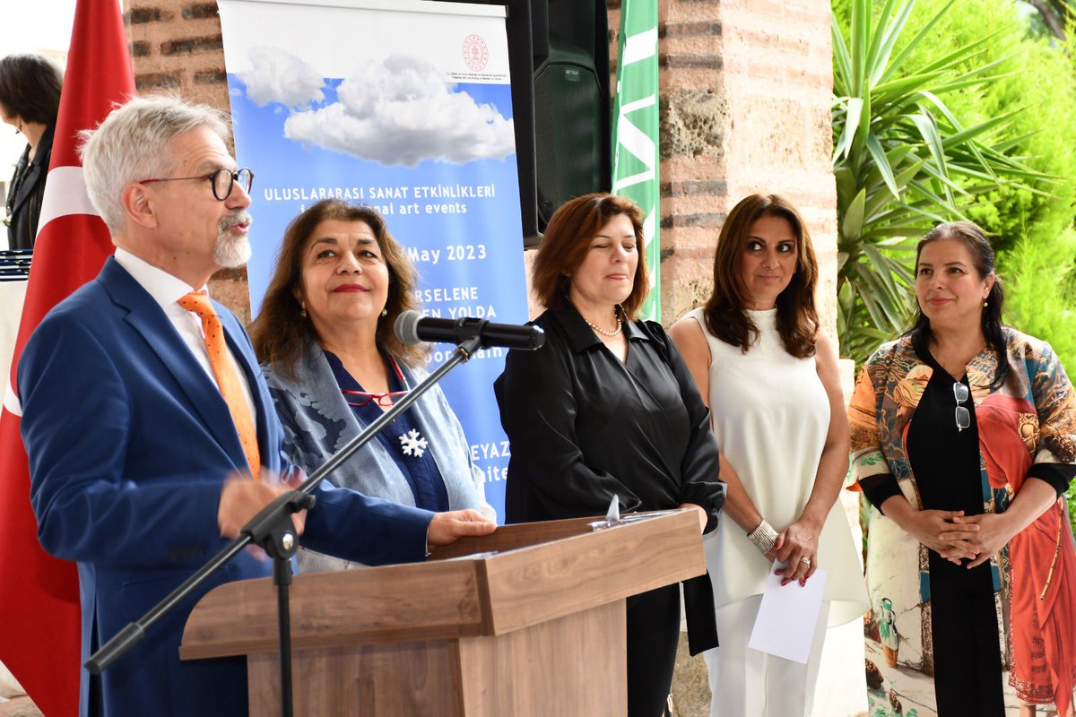 NLinIstanbul's tweet photo. 💙🤍Blue-white, on the way to porcelain. On international #museumday, ceramist artists from 🇹🇷🇳🇱🇮🇹came to #Iznik, city famous for its tradition of hand-painted tiles &amp; earthenware. Our consul general spoke at the opening of an exhibition, organized w/ support from @NLinTurkiye https://t.co/3VLZ5kPDo7