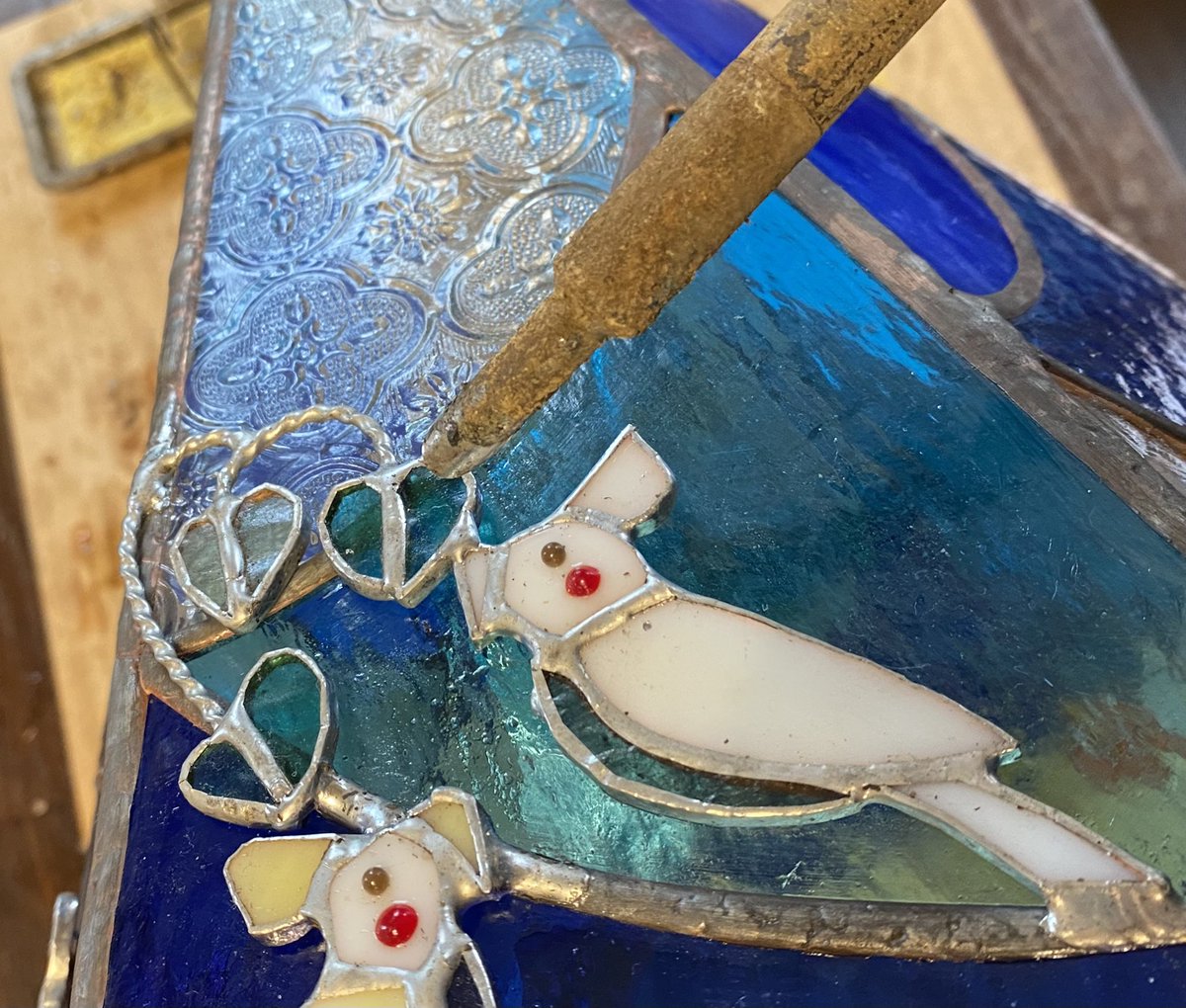unitglassstudio's tweet photo. オーダーいただいているステンドグラスのペンダントライトを製作中です。 https://t.co/WYQY8wR8we
