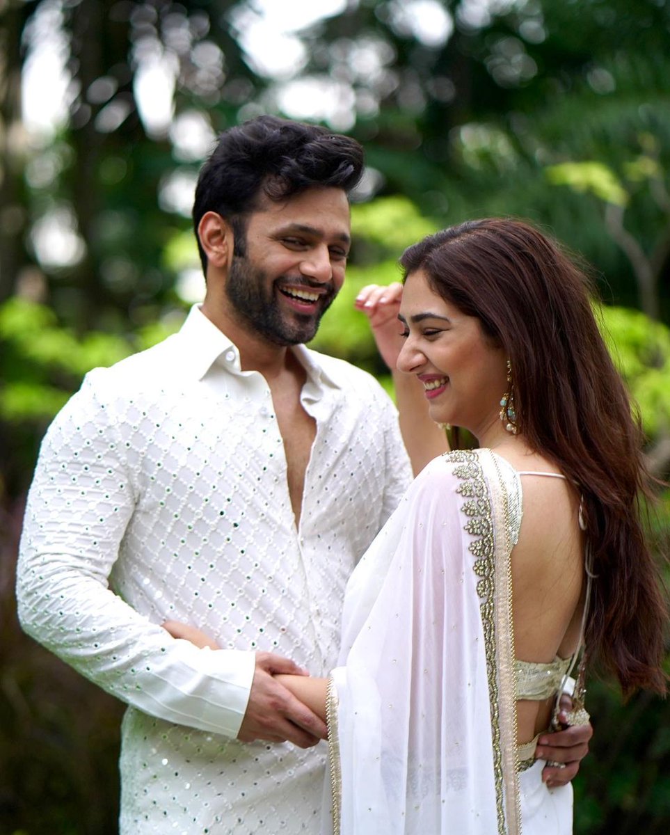 MonsoonWeddings's tweet photo. Congratulations are in order for the mommy & daddy to be! 💗🤰
@rahulvaidya23 @DishaParmar
Follow @MonsoonWeddings for more! 💫
#rahulvaidya #rahulvaidyarkv #rahulvaidyafanclub #rahulvaidyasongs #dishaparmar #mommytobe #daddytobe #parentstobe #pregnant https://t.co/T66IkqbKmV