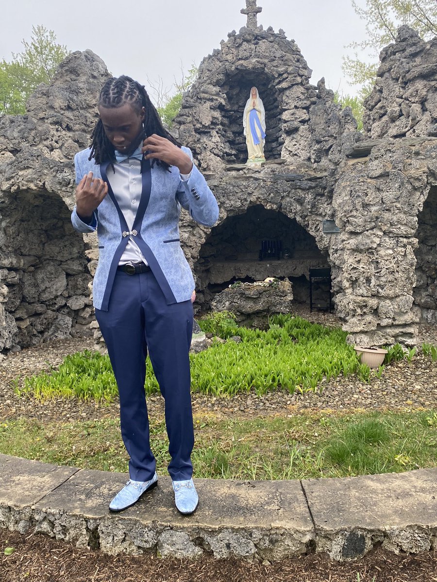 ross2x's tweet photo. Graduated or w.e 🤘🏾🙌🏿 https://t.co/5GElFuerZN