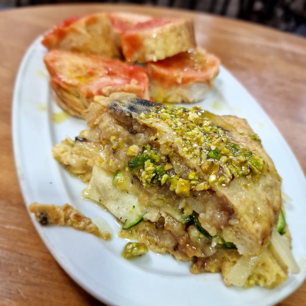 BodegaMontferry's tweet photo. Bon dia per avui truita de patata i ceba farcida amb carbassó, formatge  parmesà i oli de festucs.  Salut @DO_sants #entrepadeldia https://t.co/YG5L8lwUIX
