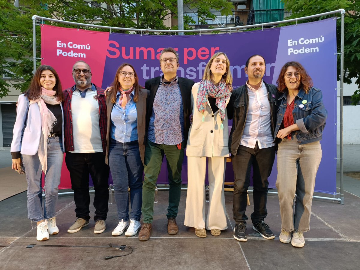 JordiArnaizM's tweet photo. @radiorubicat @jessicaalbiach @ecp_rubi Hay cosas en la vida que no se estudian,si nos trasmiten nuestras personas referentes,  @AndresMedranoRU trasmite esos valores y principios que un alcalde debe tener, orgullo estar con personas tan valiosas, con compromiso y honestidad 🤗 El cambio es posible  #rubisensecomplexos https://t.co/NuFIGP5JdA