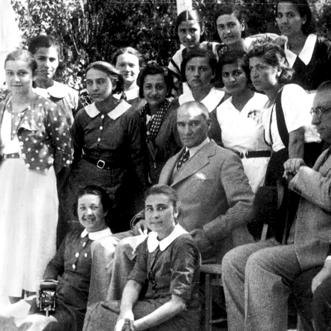 MazdaTurkey's tweet photo. "Gençler, cesaretimizi takviye ve idâme eden sizsiniz. Siz, almakta olduğunuz terbiye ve irfan ile insanlık 
meziyetlerinin, vatan muhabbetinin, fikir hürriyetinin en kıymetli timsali olacaksınız.”
Mustafa Kemal Atatürk
19 Mayıs Gençlik ve Spor Bayramı Kutlu Olsun! 🇹🇷
#Mazda https://t.co/84EWFNo0Xc