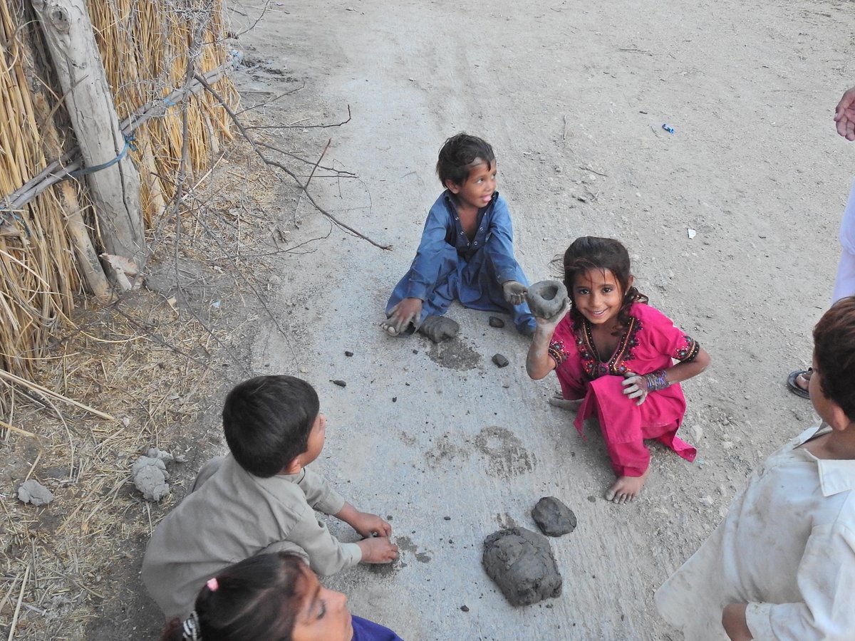 mmatalpur's tweet photo. it can be shaped easily.
The #MudCake is quite thick so that they can make the middle a hallow.
Some also spit into it, they feel that way it makes more cracking sound.
They then raise it and strike it on the ground. The air inside the hollow makes a cracking sound escaping. https://t.co/Oxh0MWyrNK