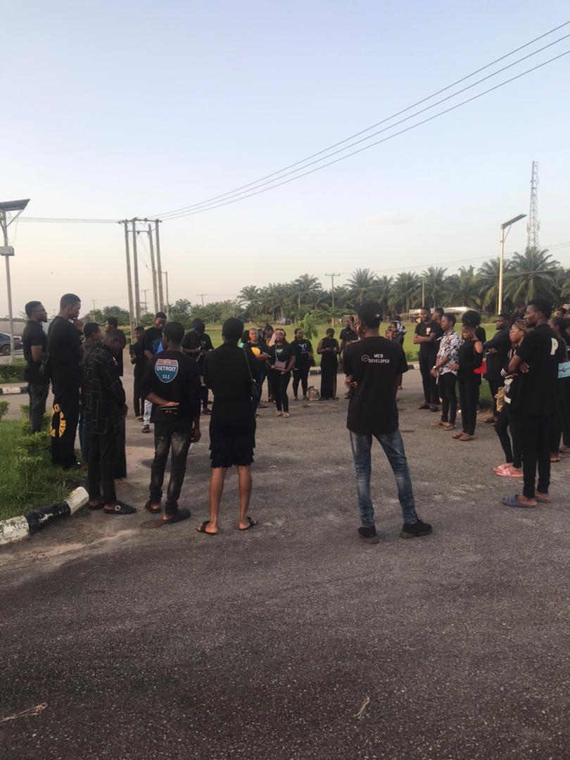 oaustechsug's tweet photo. Earlier yesterday,the Students' union led by Comr Matthew led the students to pay their last respect to a fellow colleague that was lost to the cold hands of death. The event was mournful. Prayers were said for the deceased and for the university. May his soul have eternal rest. https://t.co/6XihaNYjB7