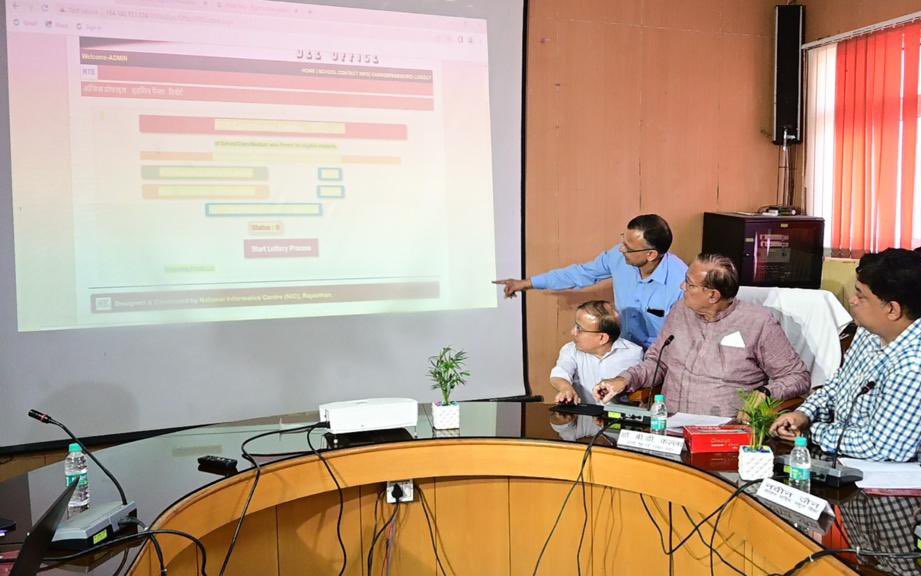 आज शिक्षा संकुल में प्रदेश में निशुल्क और अनिवार्य बाल शिक्षा का अधिकार अधिनियम (आरटीई) के तहत समस्त गैर सरकारी विद्यालयों में शैक्षिक सत्र 2023-24 में निःशुल्क सीटों पर प्रवेश के लिए ऑनलाइन लॉटरी निकाली।