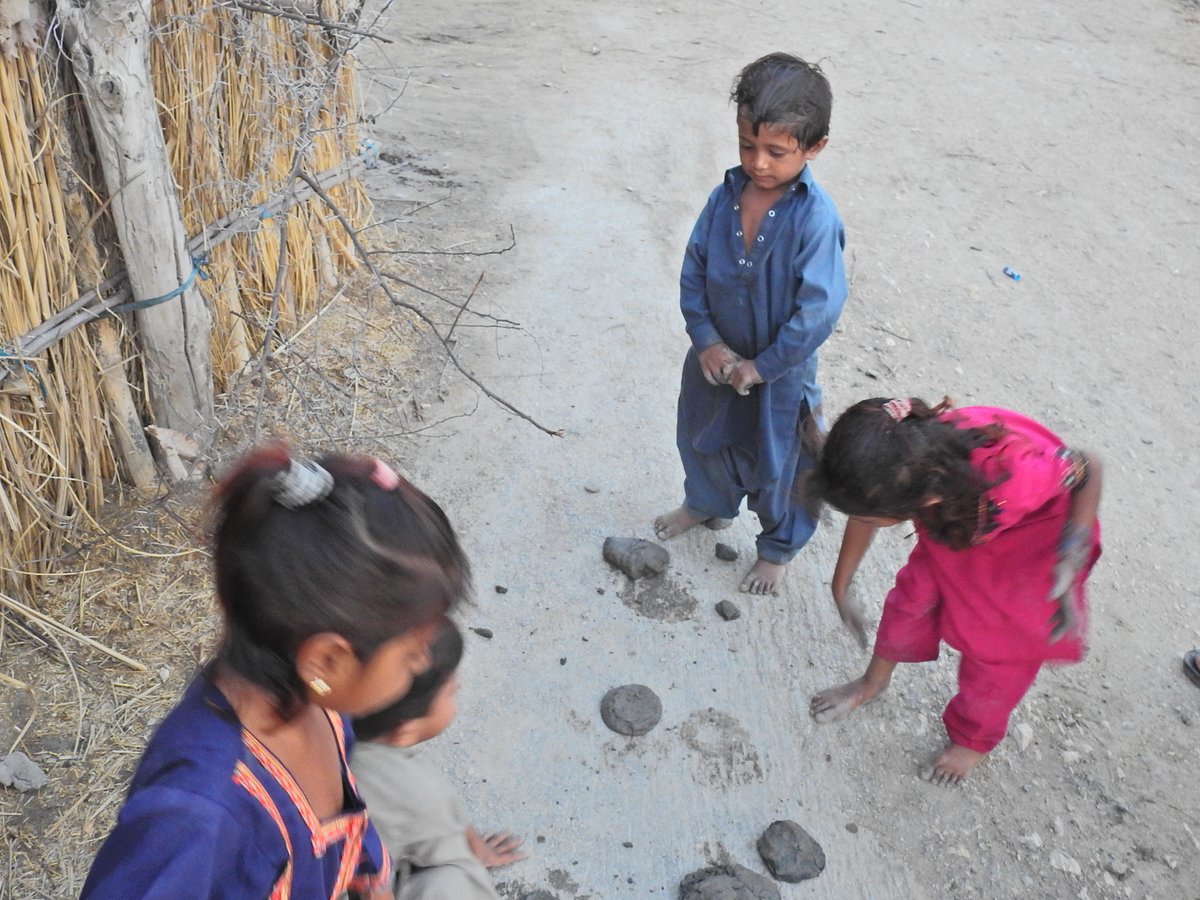 mmatalpur's tweet photo. it can be shaped easily.
The #MudCake is quite thick so that they can make the middle a hallow.
Some also spit into it, they feel that way it makes more cracking sound.
They then raise it and strike it on the ground. The air inside the hollow makes a cracking sound escaping. https://t.co/Oxh0MWyrNK
