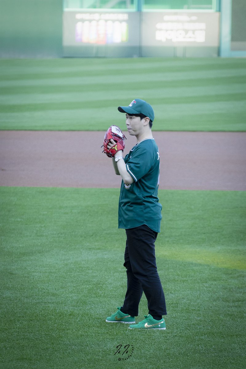 YesPercent's tweet photo. 230512 SSG vs 한화전 시구

HQ
소타 役 #정주원 성우님

줜즈메의 공단속

#스즈메의문단속
#SSG랜더스 #성우정주원 https://t.co/WCNbpQC4hM