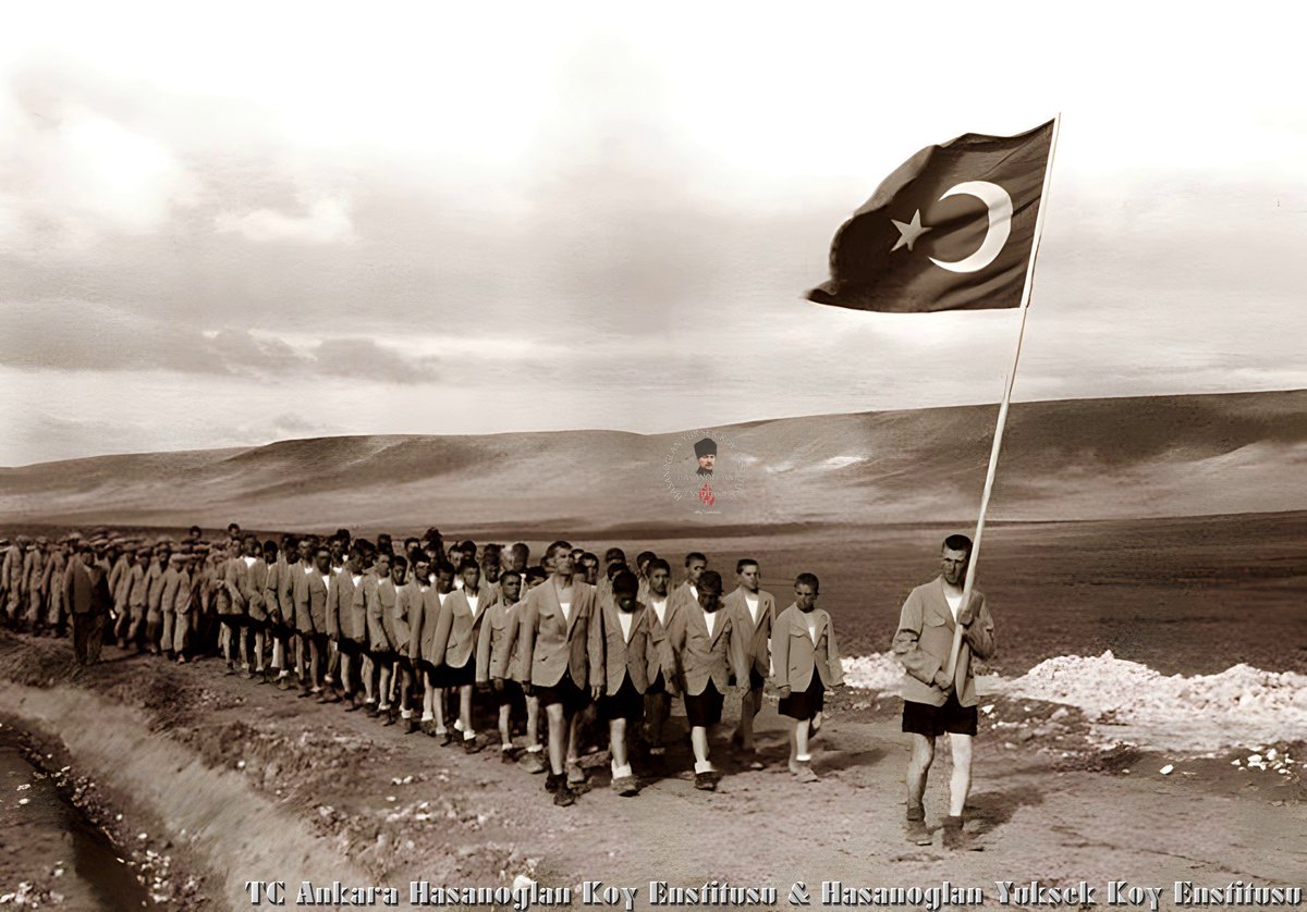 Andromeda_SbLX's tweet photo. Yıl 1945!
2. Dünya Savaşı yılları...
Ve
Hasanoğlan Köy Enstitüsü 19 Mayıs Kutlamaları'nda...

Boşuna "100 yıl geriye gittik" demiyoruz.

Coşkuyla kutlayacağımız nice 19 Mayıs'lara...

#19MAYIS1919
#19MAYIS
#19MayisAtaturkuAnmaGenclikVeSporBayrami
#KöyEnstitüleri 
🙏❤️🇹🇷🇹🇷🇹🇷 https://t.co/ipfqr9YbzU