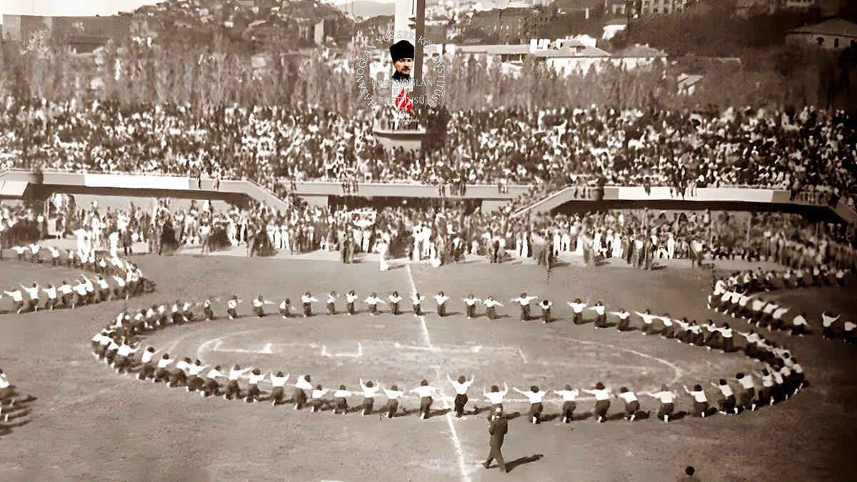Andromeda_SbLX's tweet photo. Yıl 1945!
2. Dünya Savaşı yılları...
Ve
Hasanoğlan Köy Enstitüsü 19 Mayıs Kutlamaları'nda...

Boşuna "100 yıl geriye gittik" demiyoruz.

Coşkuyla kutlayacağımız nice 19 Mayıs'lara...

#19MAYIS1919
#19MAYIS
#19MayisAtaturkuAnmaGenclikVeSporBayrami
#KöyEnstitüleri 
🙏❤️🇹🇷🇹🇷🇹🇷 https://t.co/ipfqr9YbzU