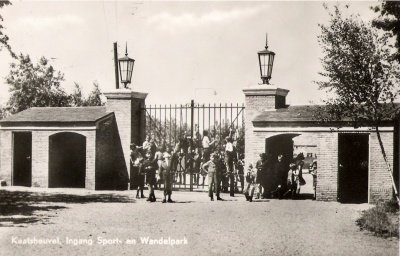 19th May 1935. The R.K. Sport- en Wandelpark opens near Kaatsheuvel in the Netherlands. Initially home to sports pitches and a playground, the park was developed and changed over the years to eventually become #Efteling as we know it today.

📸 Postcard via <a href="/Eftepedia/">Eftepedia</a>