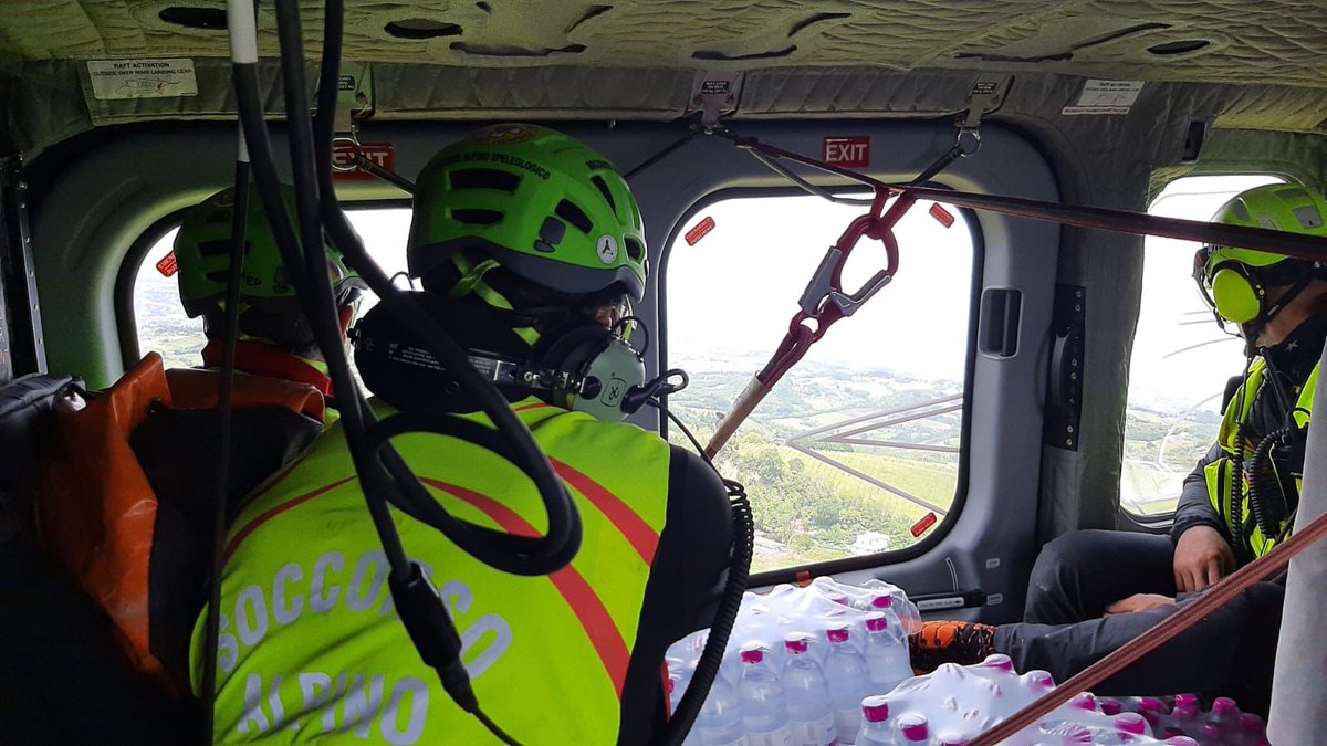 DPCgov's tweet photo. Sono 650 le persone finora soccorse con i mezzi aerei messi a disposizione dalle varie strutture operative. In #EmiliaRomagna gli specialisti del soccorso stanno operando con ogni mezzo a disposizione per arrivare prima e portare aiuto.
#19maggio h8
Difesa, VVF, CNSAS https://t.co/9aCMg83EqJ