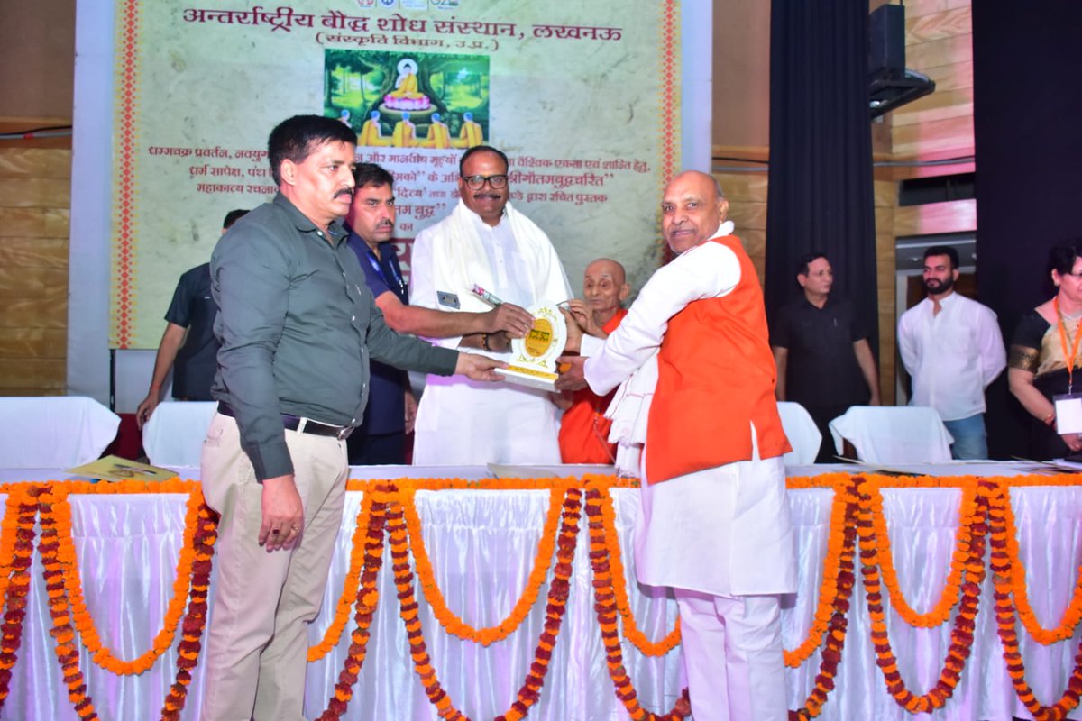 आज  संस्थान परिसर, गोमती नगर लखनऊ में अंतर्राष्ट्रीय बौद्ध शोध संस्थान लखनऊ (संस्कृति विभाग उ०प्र०) द्वारा आयोजित धम्म प्रवर्तन, नवयुगारंभ के तत्वावधान और मानवीय मूल्यों की रक्षा तथा वैश्विक एकता एवं शांति हेतु, धर्म सापेक्ष, पंथ निरपेक्ष "राजा भवति धम्मिको" के अभियान में