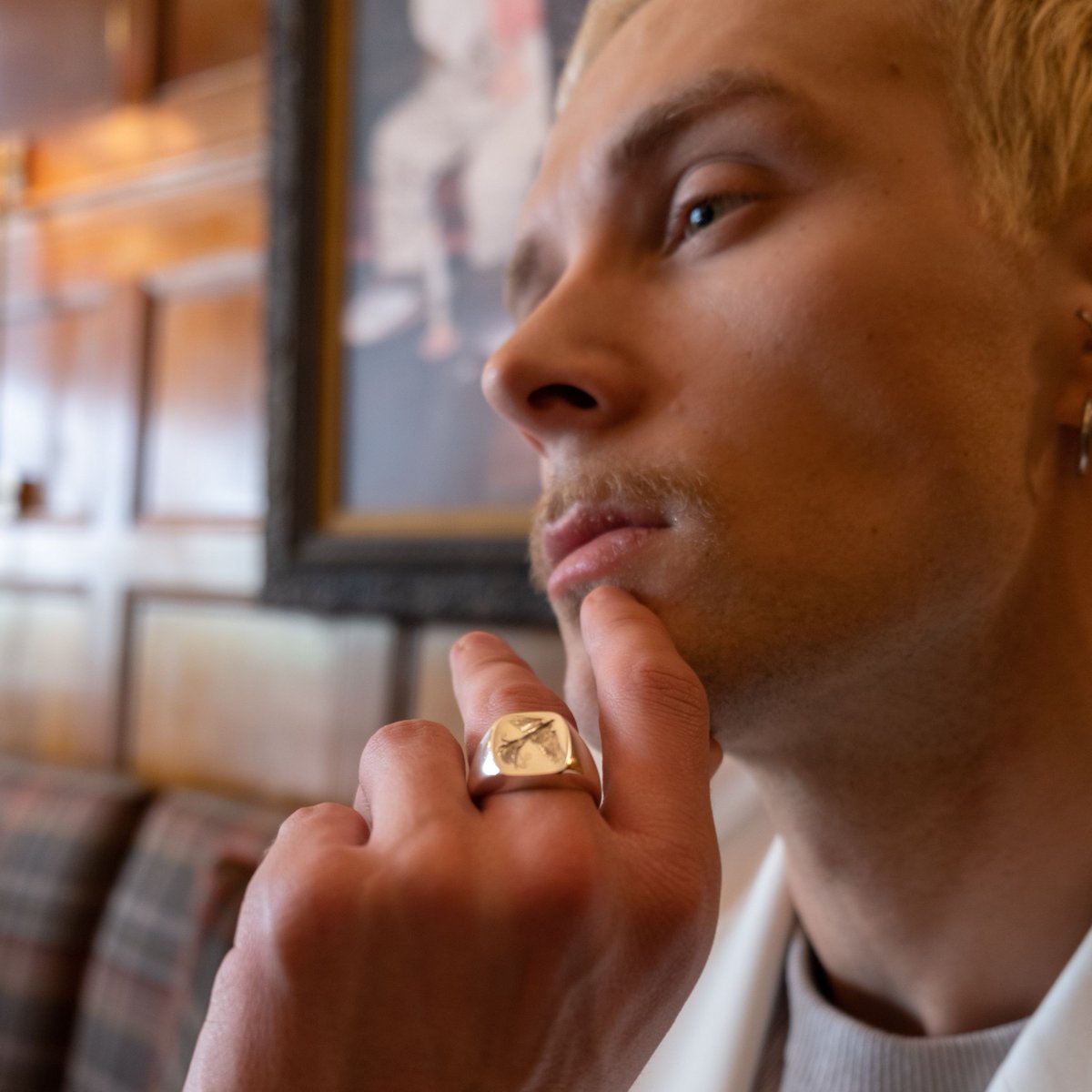 deakin_francis's tweet image. In the modern age, signet rings are still a classic style icon.

Mark Frost is breaking tradition and wears his Deakin &amp;amp; Francis phoenix silver signet ring on his middle finger to breathe new life into an age-old accessory.

#deakinandfrancis #markfrost #signetring