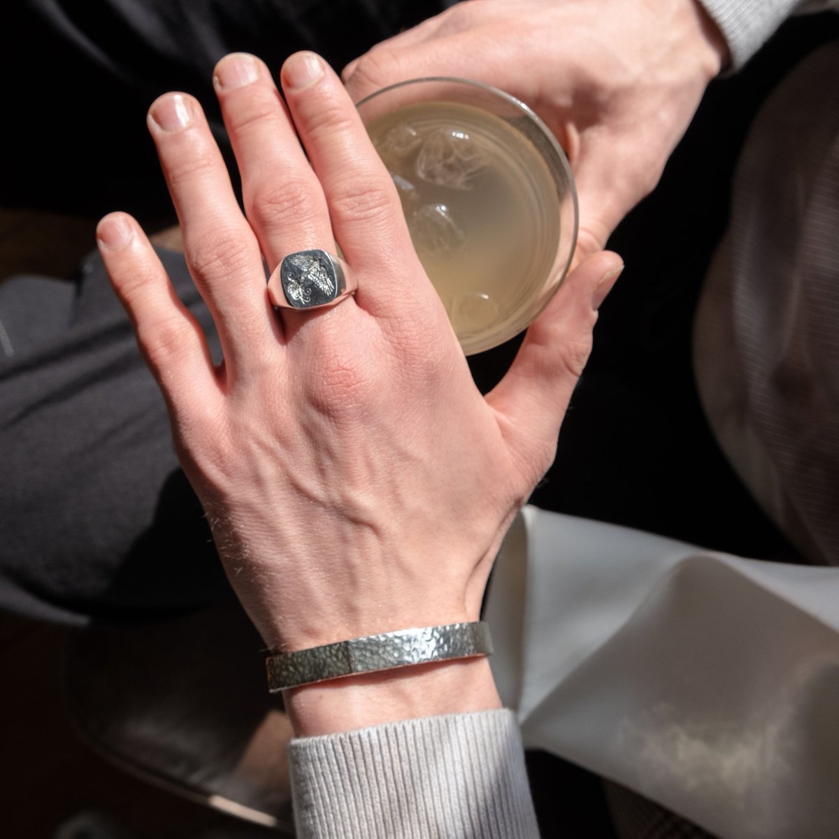 deakin_francis's tweet image. In the modern age, signet rings are still a classic style icon.

Mark Frost is breaking tradition and wears his Deakin &amp;amp; Francis phoenix silver signet ring on his middle finger to breathe new life into an age-old accessory.

#deakinandfrancis #markfrost #signetring