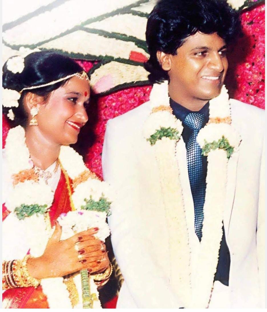 Happy Wedding Anniversary Shivanna Geethakka ❤😍❤

#DrShivarajkumar #GeethaShivaRajkumar #Anniversary