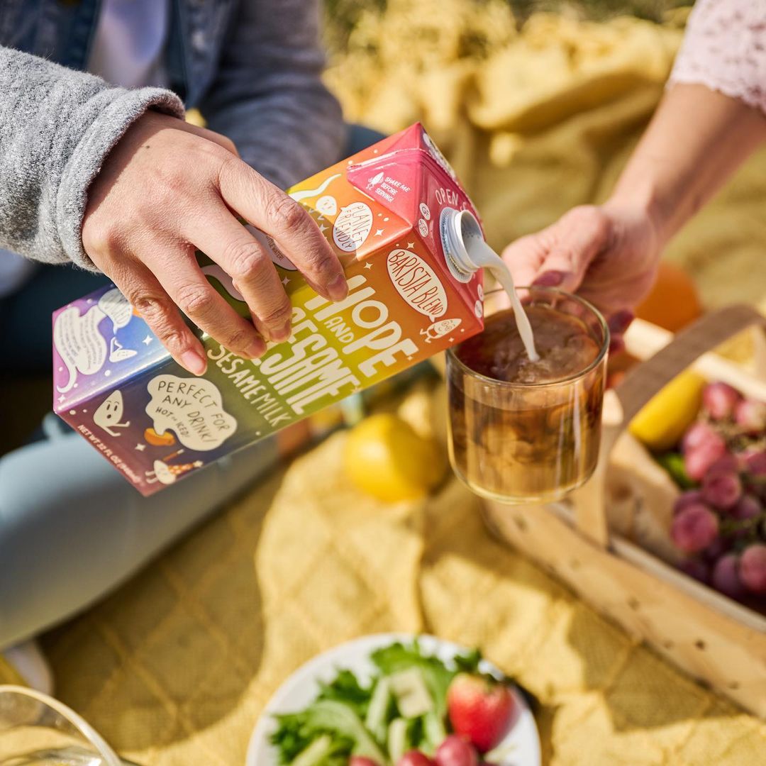 sial_paris's tweet photo. Sesame milk is checking all the boxes ✓

A new healthy and sustainable dairy-free milk option is here!

👀 @PlantingHopeCo’s sesame milk is rich in protein and calcium! Taste, nutrition, and sustainability: sesame milk has it all! 🌱

#SIALParis #trending #innovation #drinks https://t.co/Z8164vtlG8