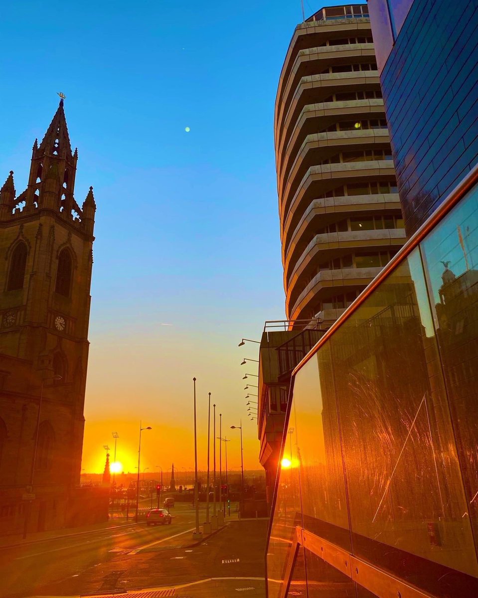 Working late in the business district and on leaving, met with this view down Chapel Street

#Liverpool #property