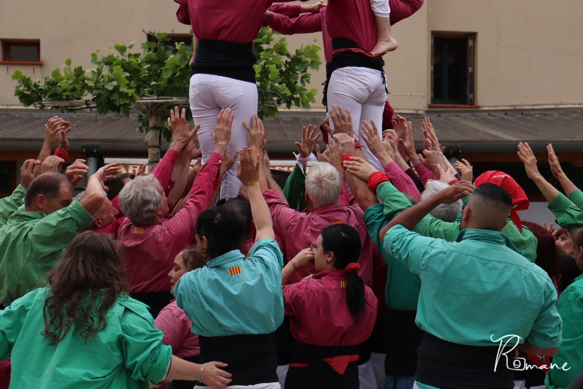 CasalConflent's tweet photo. Avui ens fan arribar les fotos de Romne Traby amb la torre de sis pisos!!!
Visca la gent dels Pallagos del Conflent !
També fem pilars, ben animats per les #gralles i els #graellers!
#castellers  #humantowers #valors #castells #justcanigo #conflent #catalunyanord #pallagos https://t.co/wznfQc2d0S