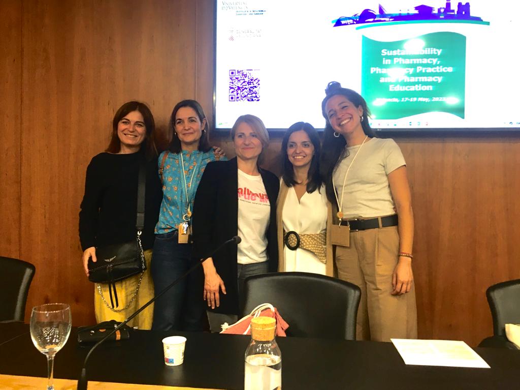 farmamundi's tweet photo. 💊El congreso #2023EAFP #Valencia ha puesto el foco en la sostenibilidad farmacéutica
💊La #farmacéutica María Blázquez, responsable de garantía de calidad de Farmamundi, ha hablado de cooperación internacional farmacéutica, como una salida profesional solidaria #CongresosADEIT https://t.co/kFlABG6D74
