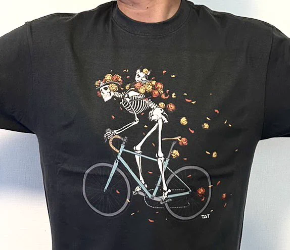 イラストが分かりづらかったので上げ直し。 ギリギリ間に合いました! Tシャツ「骨と犬」シリーズの新作、 初のフルカラーでございます。 印刷方法がこれまでと違う為、 お試しで枚数を絞って作ったんですが、良かった‥‥上手くいった‥‥! 明日のデザフェスに持って行きます! #デザフェス57