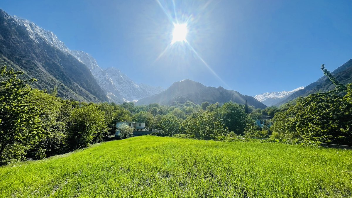 Chaprote's tweet photo. Chaprote  is a scenic and picturesque valley located in Gilgit-Baltistan. It is known for its stunning natural beauty and diverse landscapes, including snow-capped peaks, verdant meadows, and rushing rivers. The valley is also home to a number of historical and cultural sites. https://t.co/SbZXJL7aSn