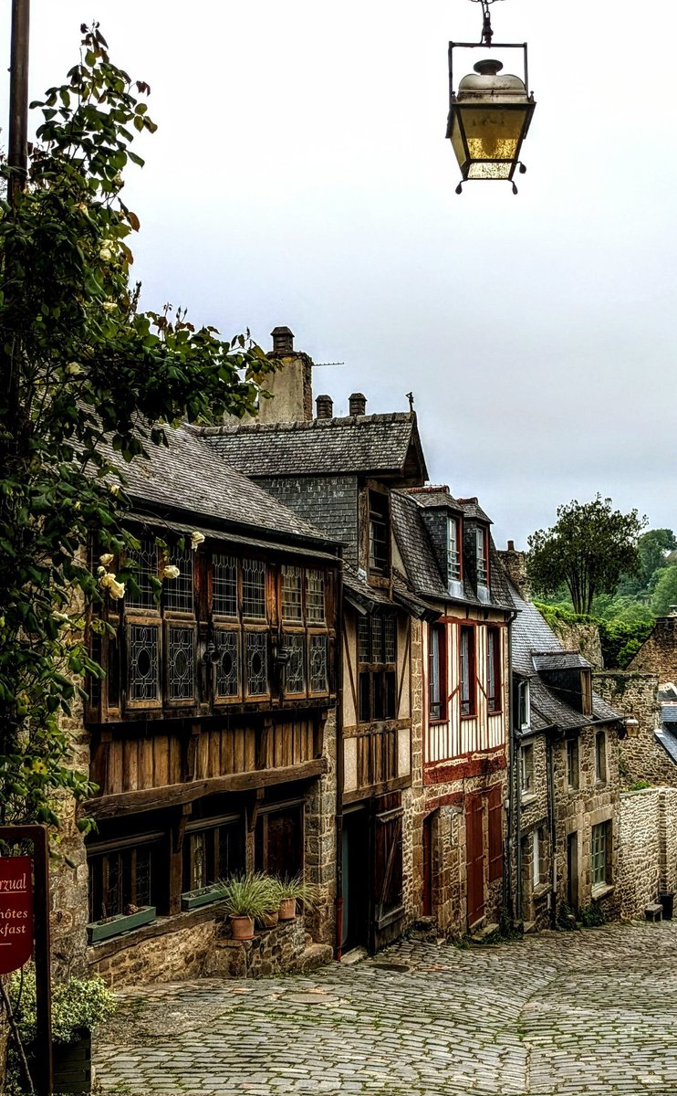 📍 Dinan, rue du petit Fort
#Bzh #Breizh #Bertègn #Bretagne #Dinan #côtesdArmor #RegionBretagne #IgersBretagne #BretagneTourisme #LabelleBretagne #Brittany #MagnifiqueFrance #FranceMagique #BaladeSympa #France #FranceTourisme