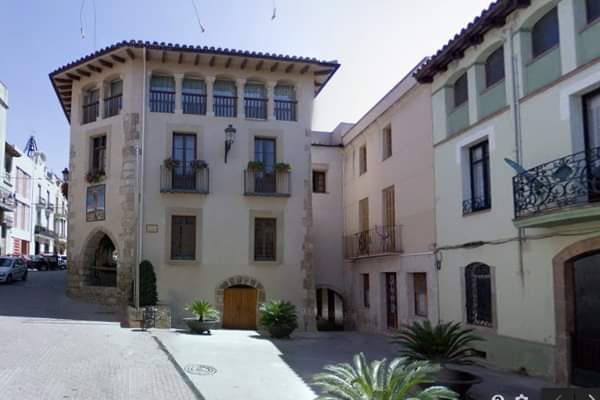 El 9 setembre està previst posar dues plaques homenatjant la dama de la novel·la i el seu marit, a Piera.
(coincidirà amb les festes de la ciutat i aniversari de l'home)
Mai a la vida m'hauria imaginat que veuria el meu nom escrit a una placa, com a mínim estant jo amb vida.