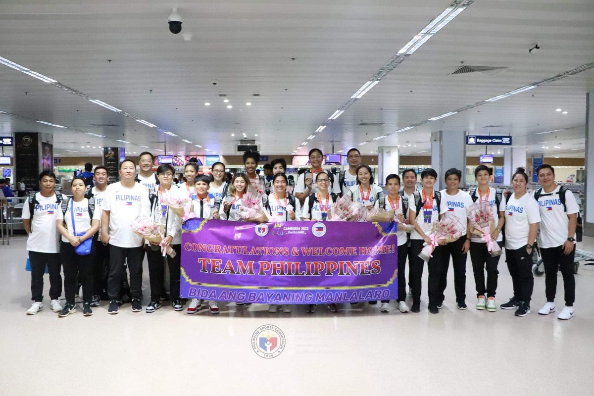 🏀🏆 LOOK: The Gilas Pilipinas Men's and Women's Basketball Teams are finally back home after their impressive #SEAGames32 campaign! 🇵🇭✨

📷 Philippine Sports Commission

#Cambodia2023