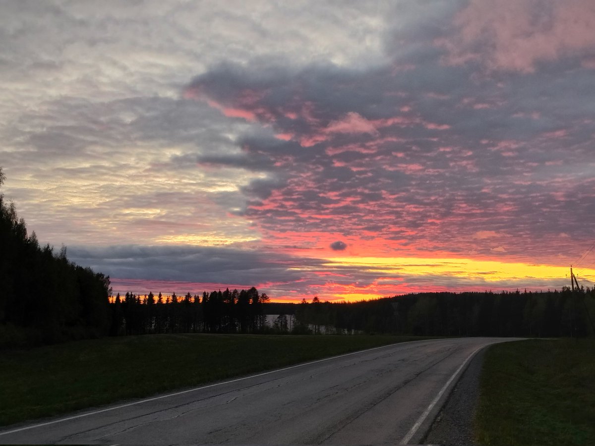 galmadron's tweet photo. Beautiful sunset clouds at Rantasalmi, #Finland https://t.co/CRzINlBFlr