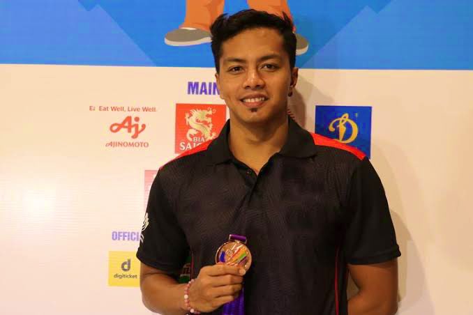 FaktaSepakbola's tweet photo. 🚨 𝐁𝐑𝐄𝐀𝐊𝐈𝐍𝐆!

Atlet Renang Indonesia, I Gede Siman Sudartawa tinggalkan Kira. Juara Kontingen Indonesia di #SEAGames2023 duluan karena merasa tak dihargai.🥲

Siman semula ikut dalam rombongan kirab. Bersama dengan para atlet dari cabang-cabang olahraga lainnya, Siman ikut dalam rombongan mobil karnaval yang disediakan Kemenpora. Namun, pukul 09.45 WIB, Siman turun meninggalkan mobil dan keluar dari barisan rombongan.

Siman bercerita merasa tak dihargai sejak acara pembukaan di Kemenpora sebelum arak-arakan dimulai. Bagaimana tidak, Siman dan puluhan atlet peraih medali SEA Games lainnya tiba sebelum pukul 08.00 WIB seperti yang sudah ditentukan.

Namun, Siman dan para atlet lainnya diminta pemandu acara untuk bersabar karena masih harus menunggu Timnas Indonesia U-22 yang tak kunjung datang.

📝@IDNTimes
