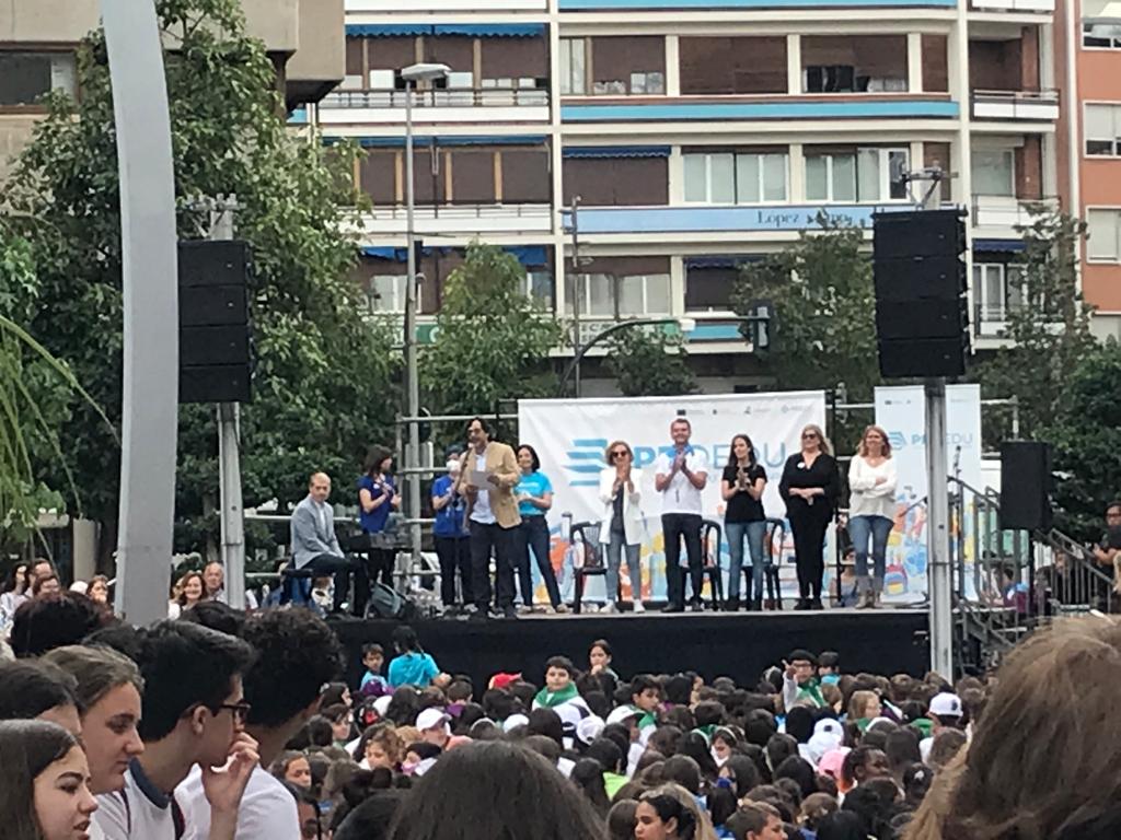 admurm_'s tweet photo. 11 Sedes, 50 Coros escolares de los 62 que pertenecen a la Red CANTEMUS, 1816 alumnos y más de 150 profesores. Todo un milagro de la Educación Musical que tuvo lugar ayer en Murcia porque #Nosimportalamusica
 @Educarm @ProgramasRM @educaciongob 
@coaemcoaem 
@Pilar_Alegria https://t.co/Bvof9N3sjm