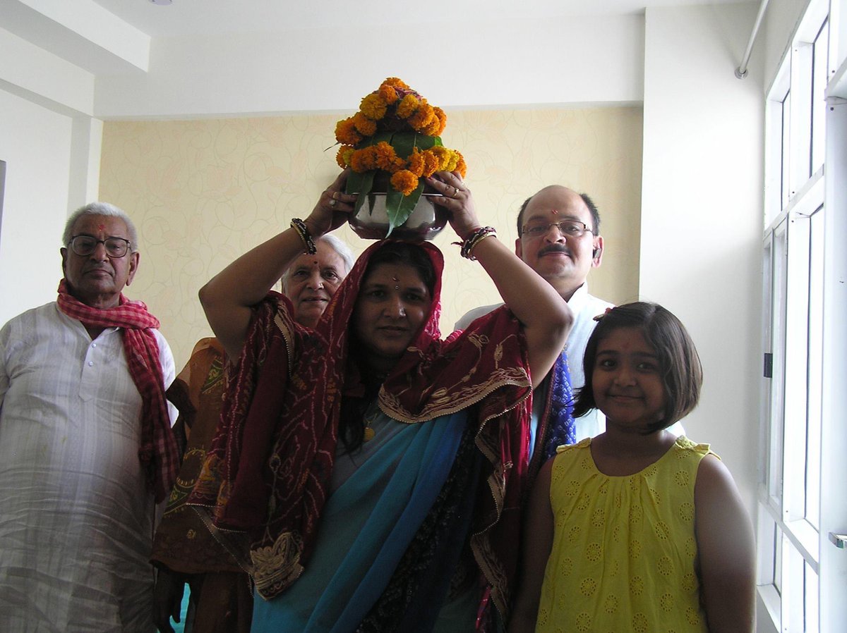 nisharai_ggc's tweet image. मैं लिखूँ  कुछ..
आज आठ वर्ष पूर्ण हुआ इस घर आँगन में 
यहाँ ढेर सारी यादें  बस्ती हैं 
ख़ुशियों के झरोखों में 
हर कोने में हमारे ख़्वाब ज़िंदा हैं 
गुजरे वक्त की यादों को मन में बसाया है 
ज़िंदगी अब और भी खूबसूरत लगने लगी है 
ये आलोकिक सफ़र यूहीं चलता रहे 
#Noida #MyCity #MyPride