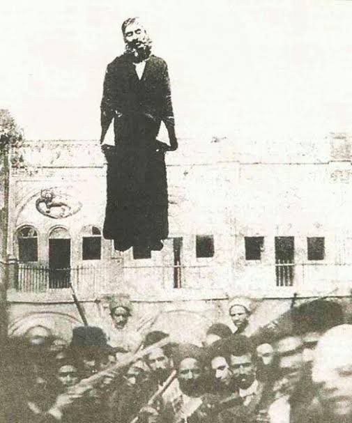 naderifar's tweet photo. یادتان هست این مردم روزی از شما می خواستند که #اعدام_نکنید  ؟

اما امروز می گویند :
اعدام کردی ، اعدامت می کنیم !

دیگر کسی از شما انتظاری ندارد ؛ چون شما برای این ملّت ، تمام شده اید.
جنازه تان را همچون پدر معنوی تان آخوند فضل الله نوری، آویزان خواهند کرد تا عبرتی باشد برای کسانی که از تاریخ ، درس نمی گیرند.
حکم قتل تان را خودتان امضاء کردید.
#انقلاب_ملی_ایران💠