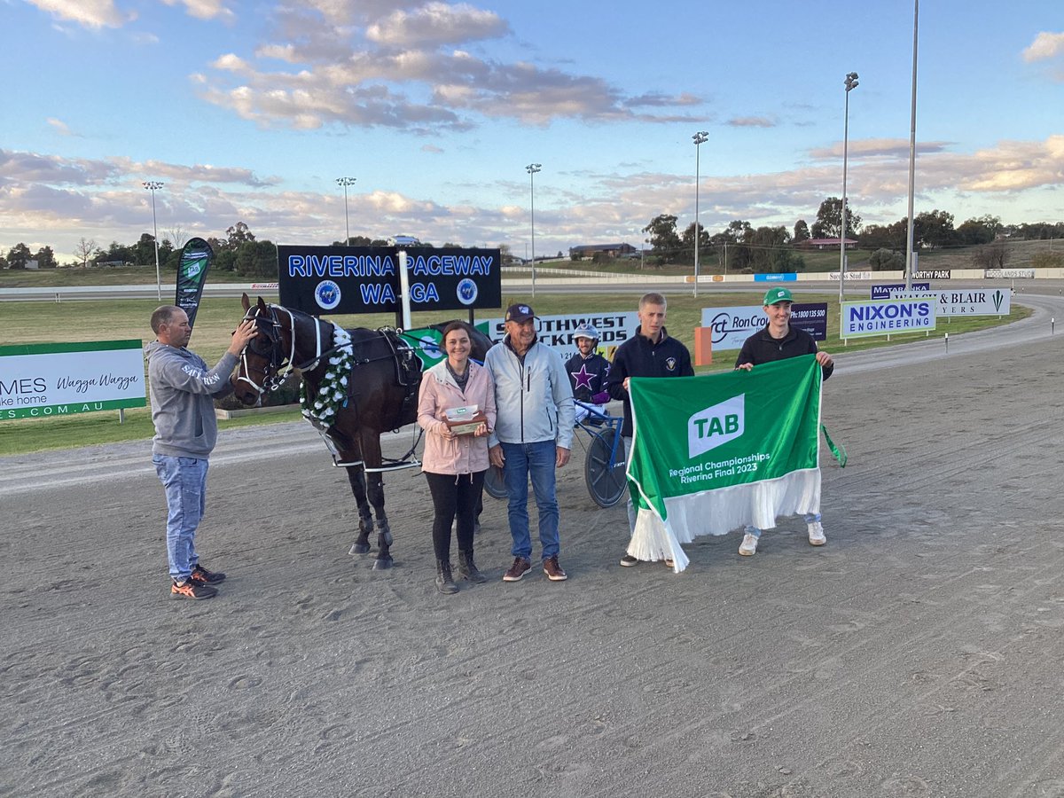 RiverinaPaceway's tweet photo. Brooklyn Bridge leads all the way taking out $100k TAB Riverina Regional Championship #RiverinaPaceway #harnessracing https://t.co/aEgUjOWbxC
