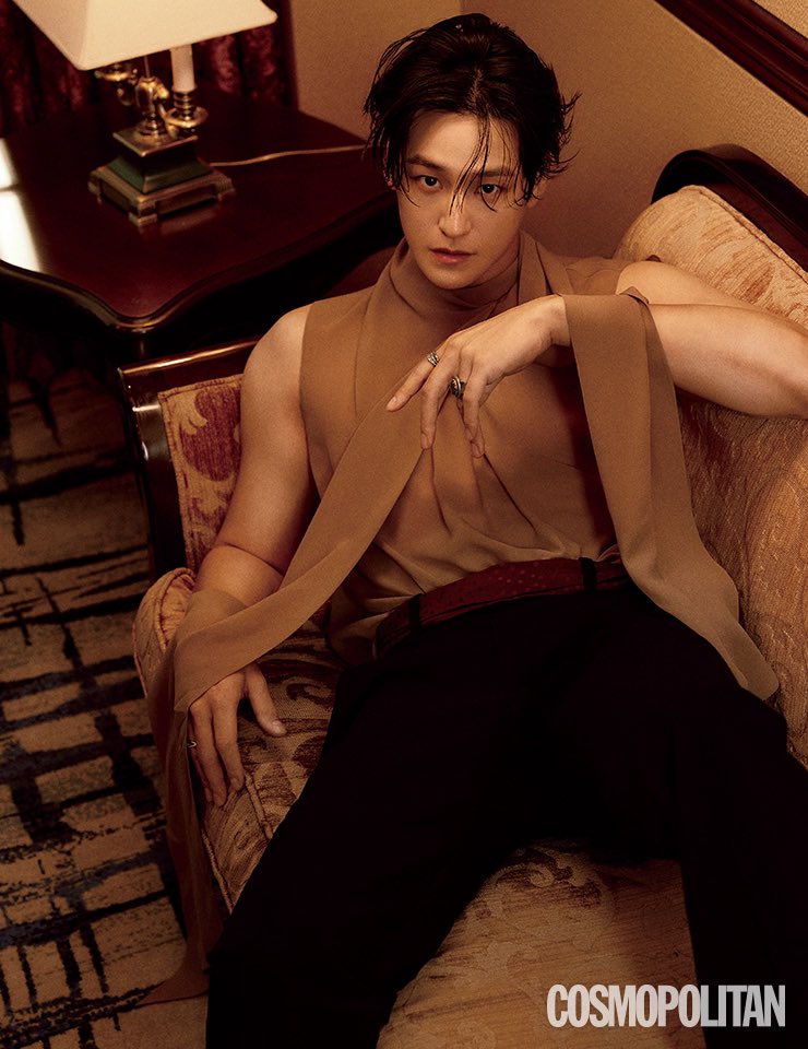 yohannoir's tweet photo. the scarf on the wrist and the submissively bared neck???? can someone tie him up and choke him as a treat already 😤 https://t.co/v13jzSpODK